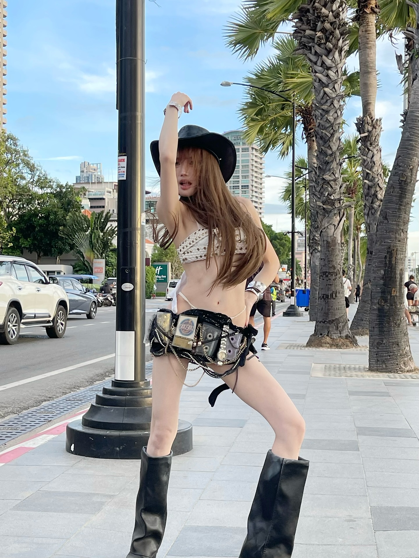 แกรนด์ - พรรณวรท ด้วยเศียรเกล้า