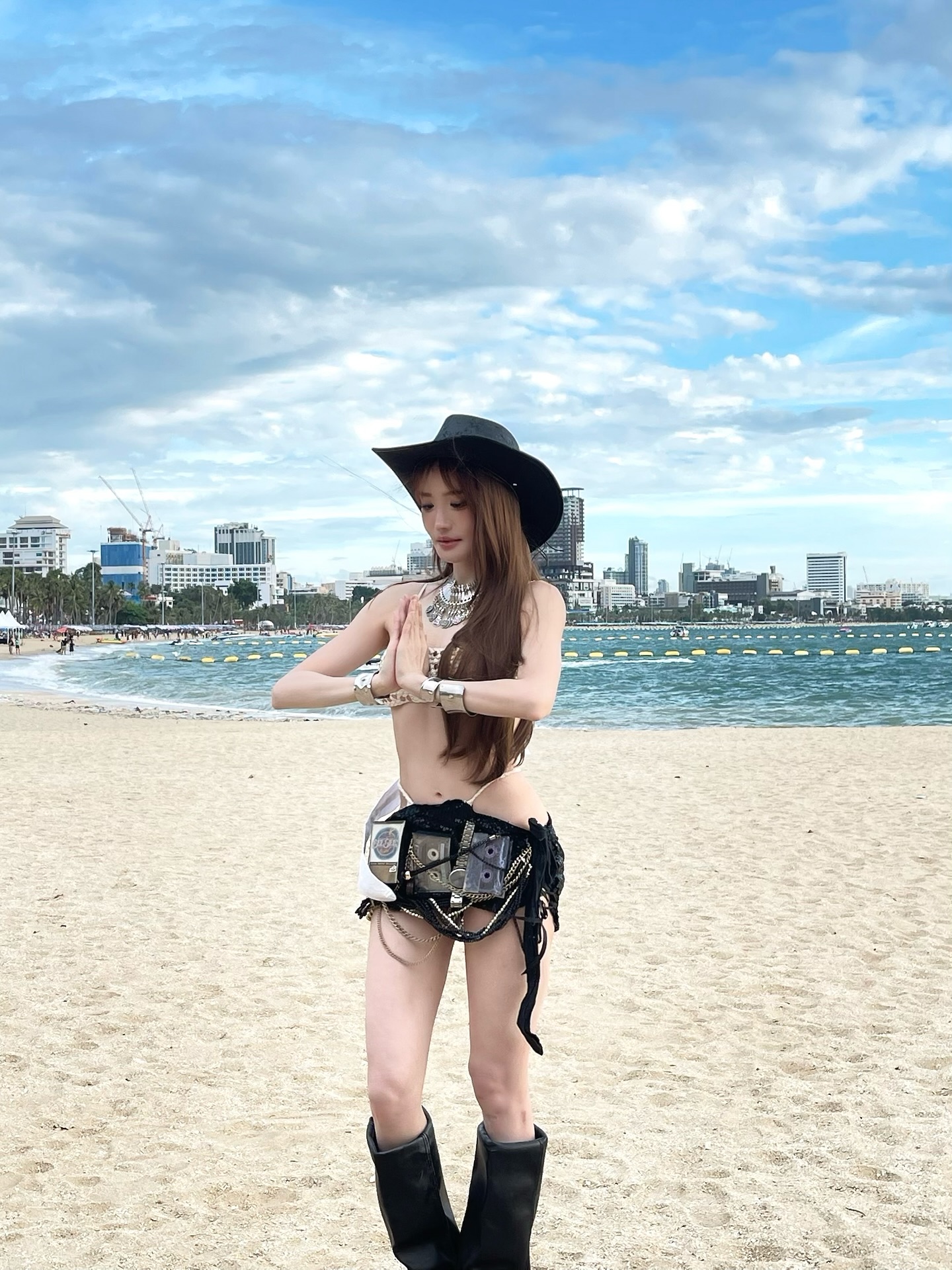 แกรนด์ - พรรณวรท ด้วยเศียรเกล้า