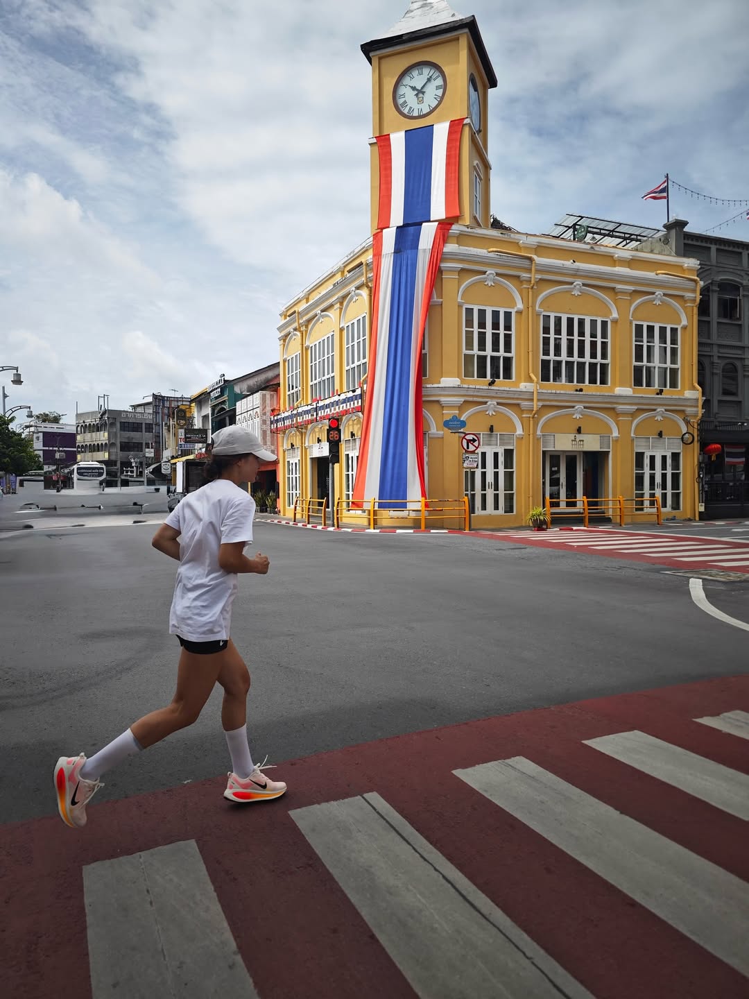 แอน ทองประสม