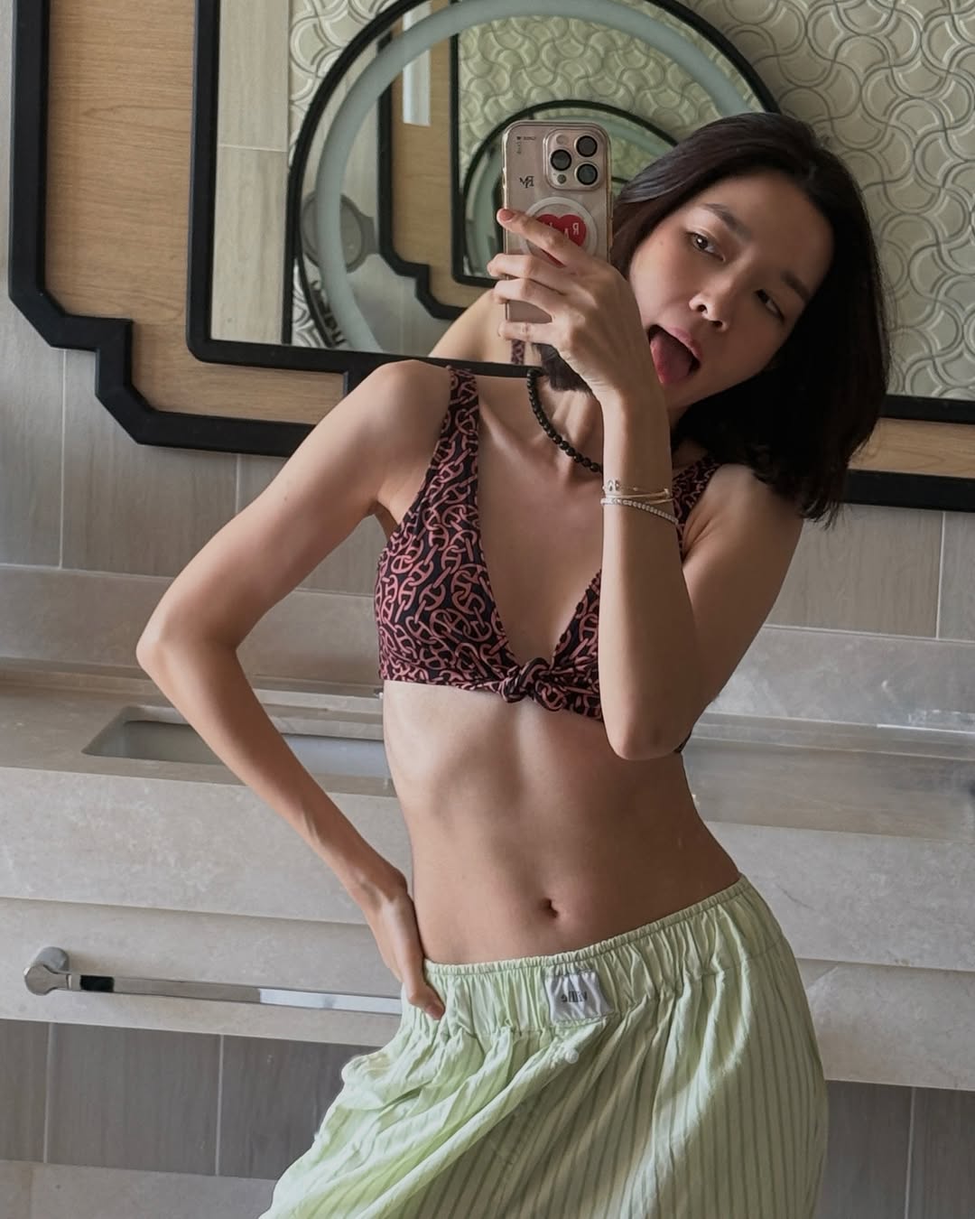 โม - มนชนก แสงฉายเพียงเพ็ญ