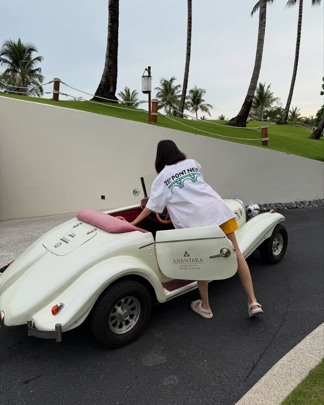 โม - มนชนก แสงฉายเพียงเพ็ญ