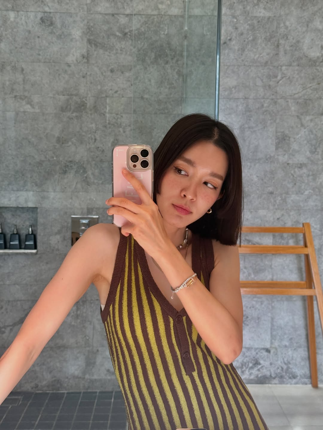 โม - มนชนก แสงฉายเพียงเพ็ญ
