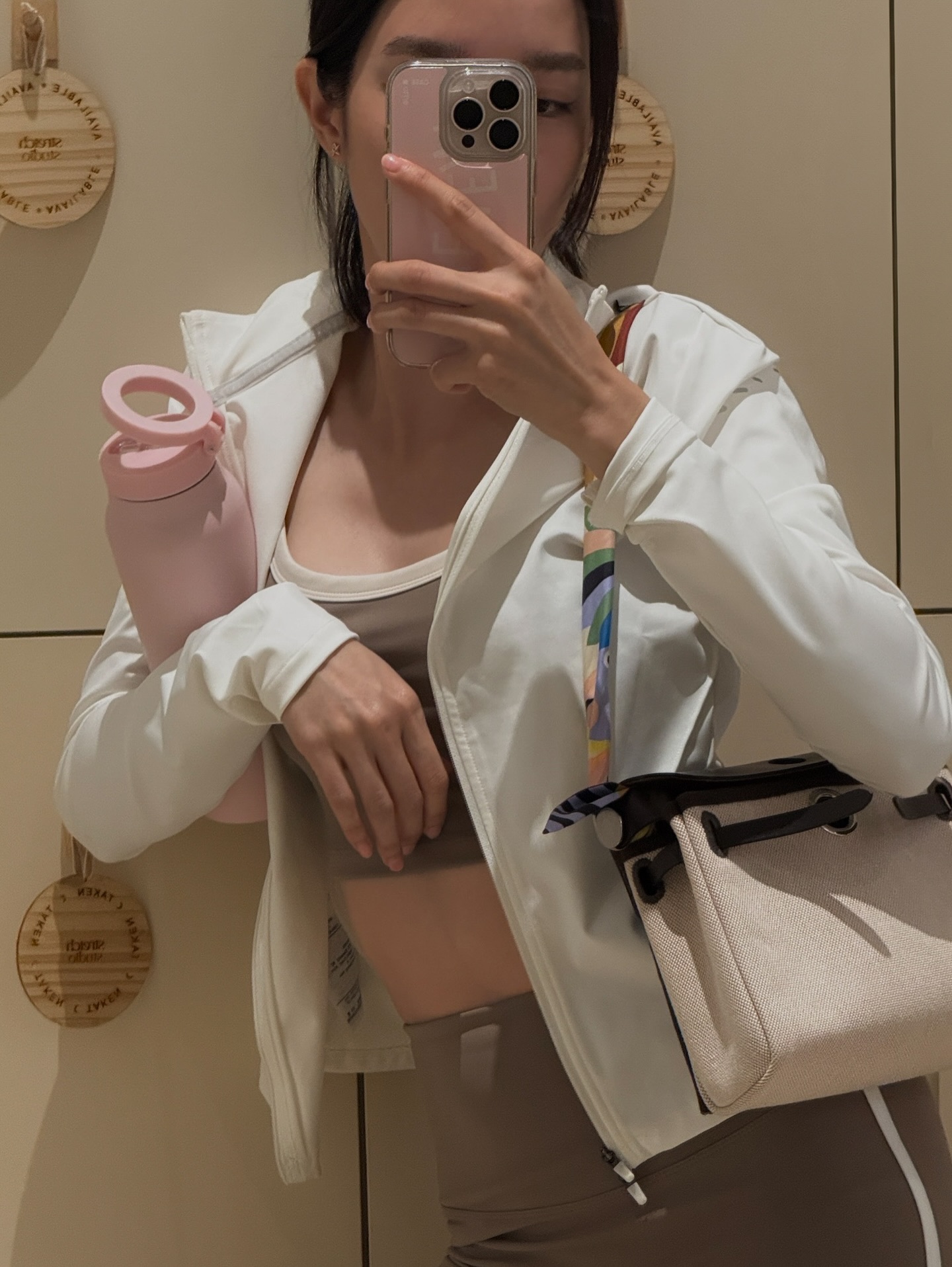 โม - มนชนก แสงฉายเพียงเพ็ญ