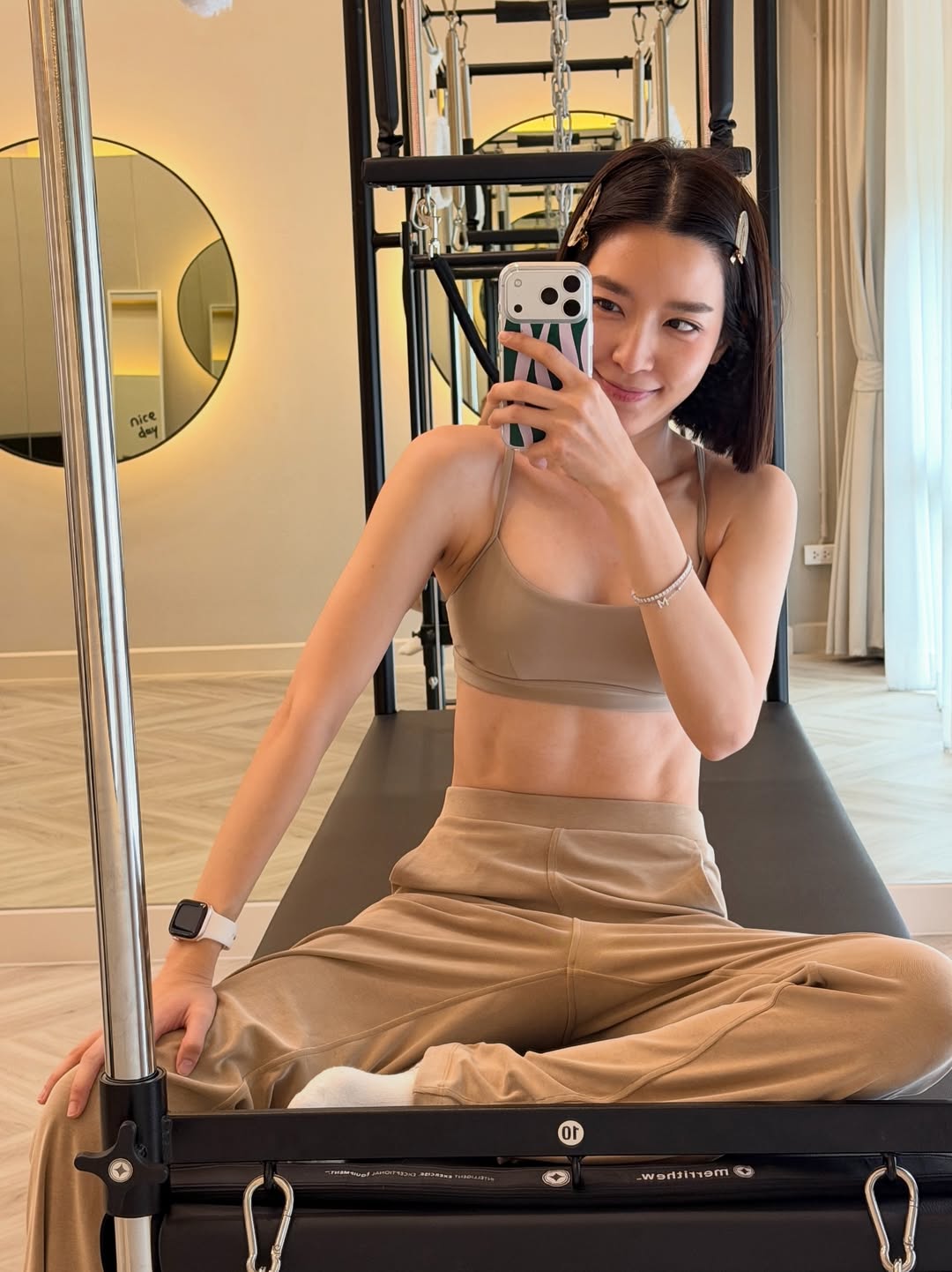 โม - มนชนก แสงฉายเพียงเพ็ญ