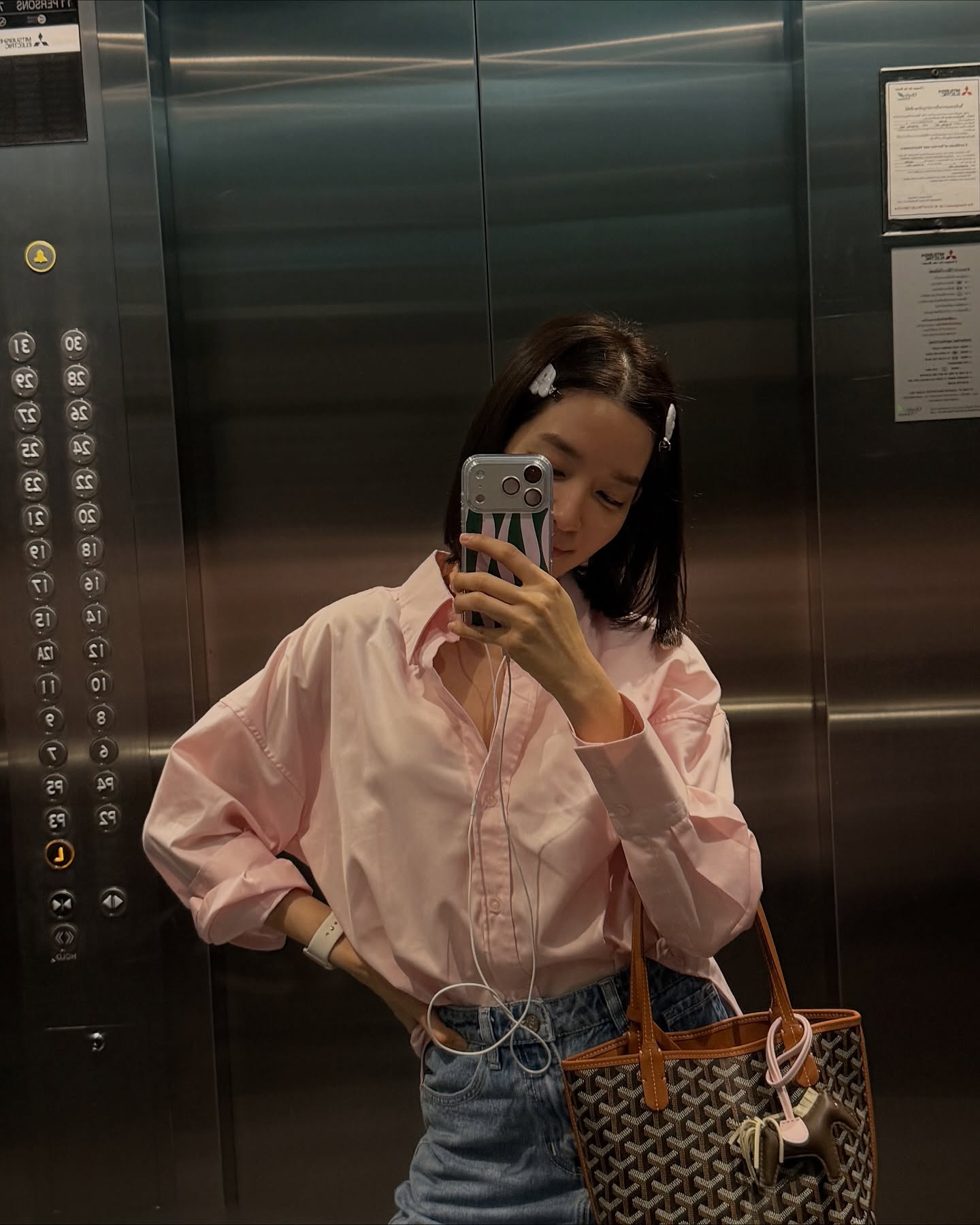 โม - มนชนก แสงฉายเพียงเพ็ญ