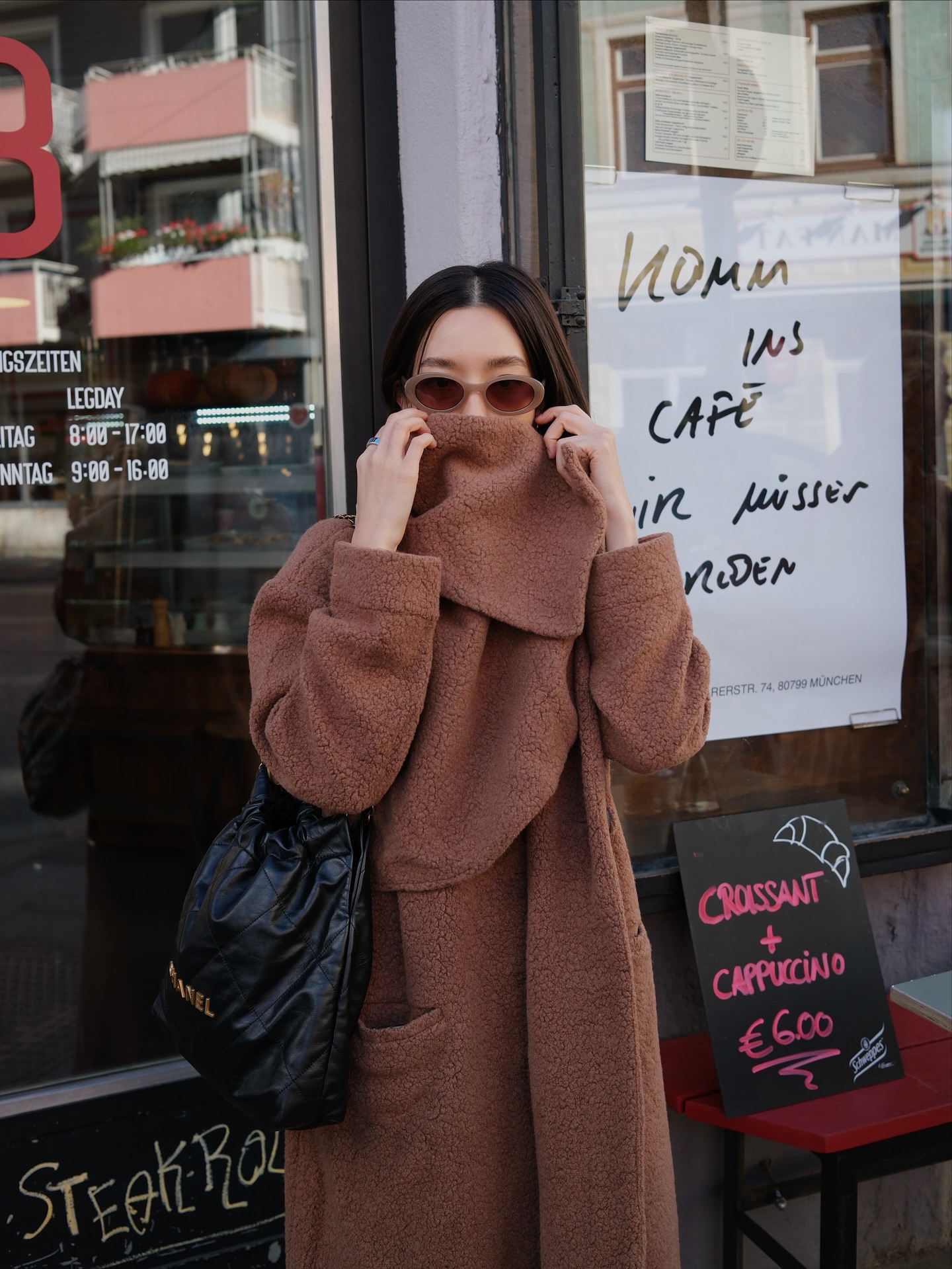 โม - มนชนก แสงฉายเพียงเพ็ญ