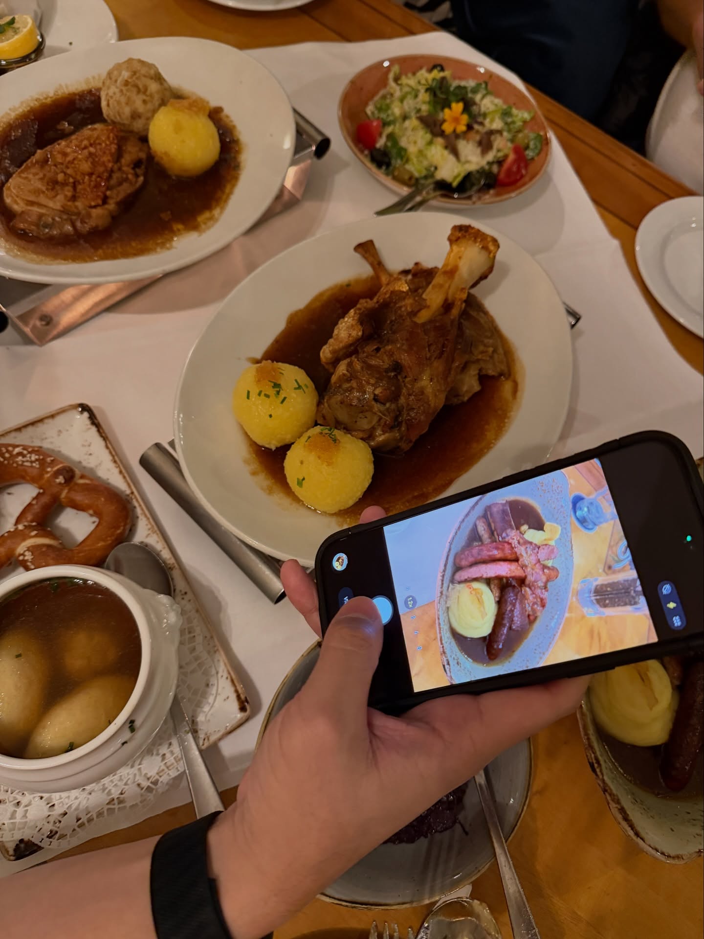 โม - มนชนก แสงฉายเพียงเพ็ญ