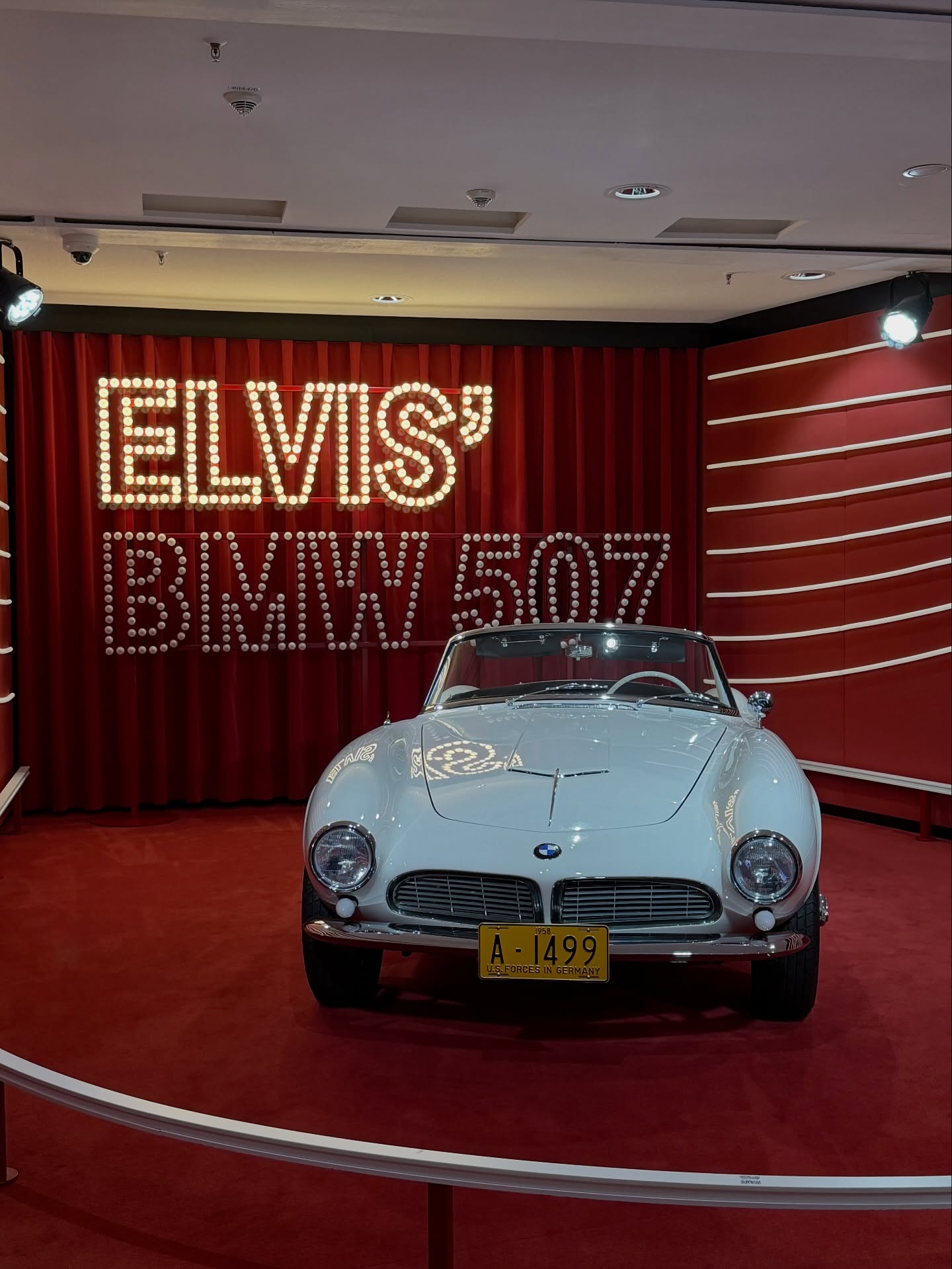 โม - มนชนก แสงฉายเพียงเพ็ญ