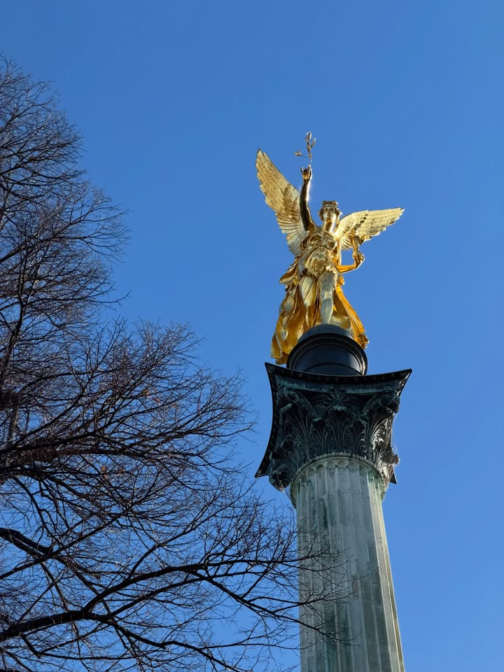 โม - มนชนก แสงฉายเพียงเพ็ญ