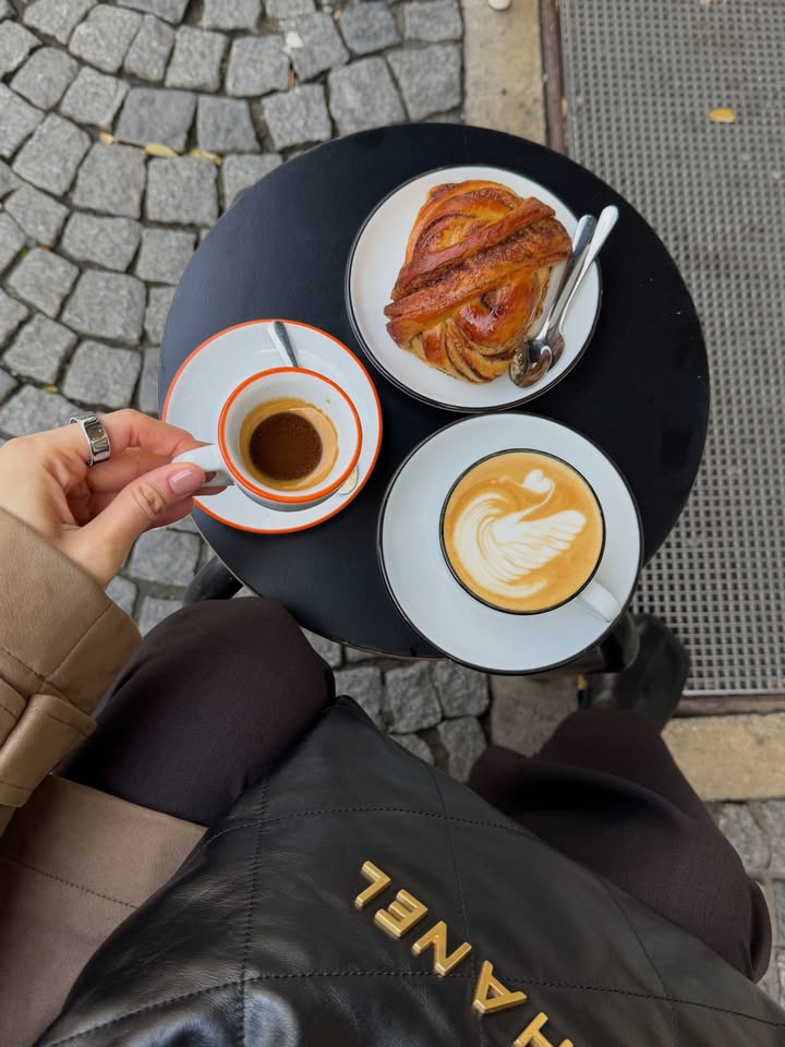 โม - มนชนก แสงฉายเพียงเพ็ญ