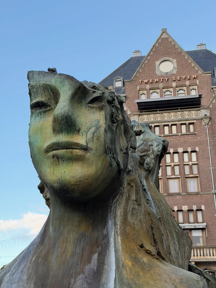 โม - มนชนก แสงฉายเพียงเพ็ญ