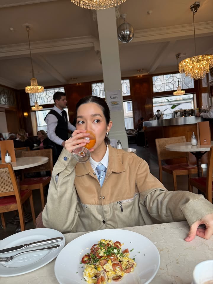 โม - มนชนก แสงฉายเพียงเพ็ญ