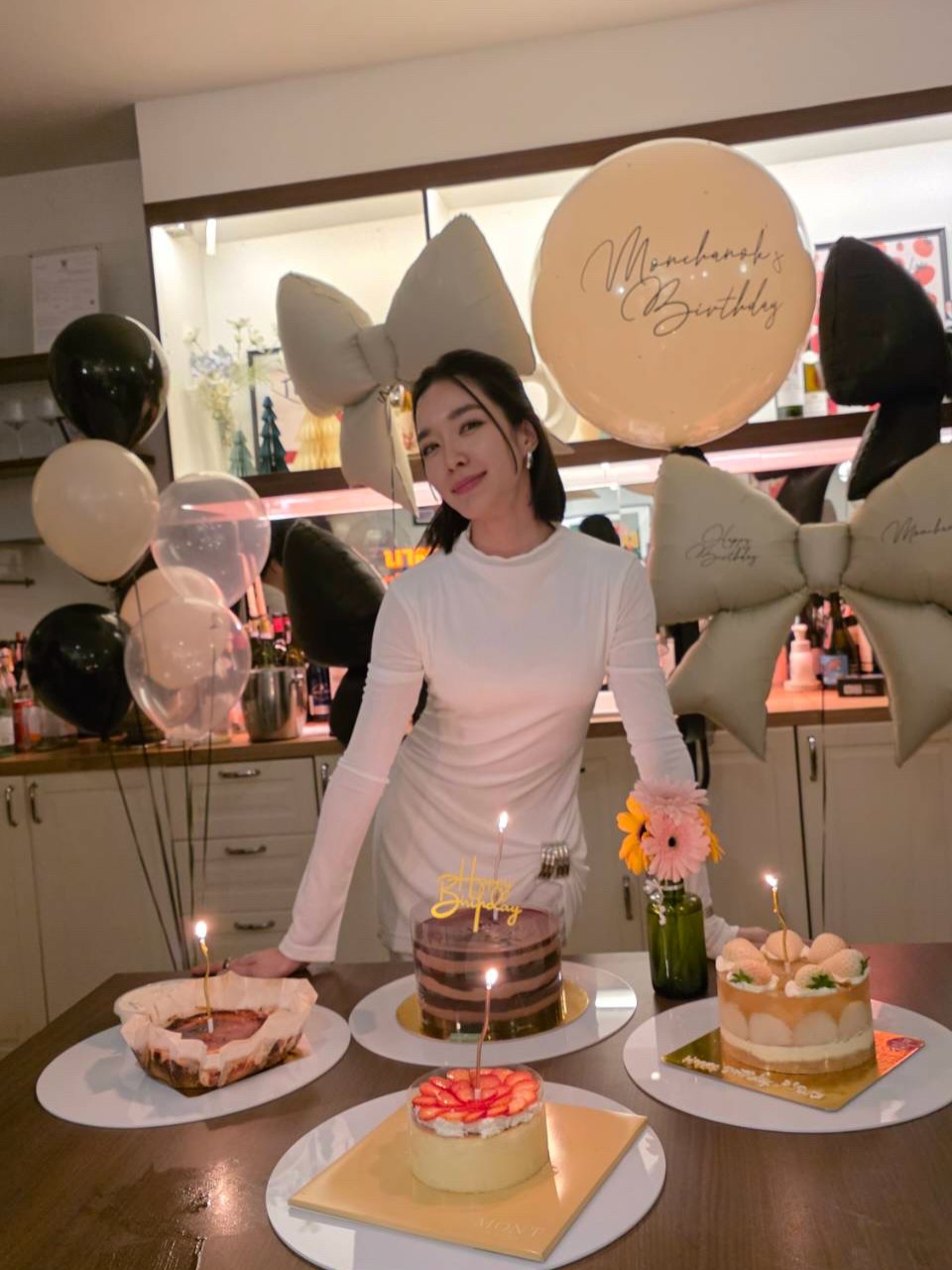 โม - มนชนก แสงฉายเพียงเพ็ญ