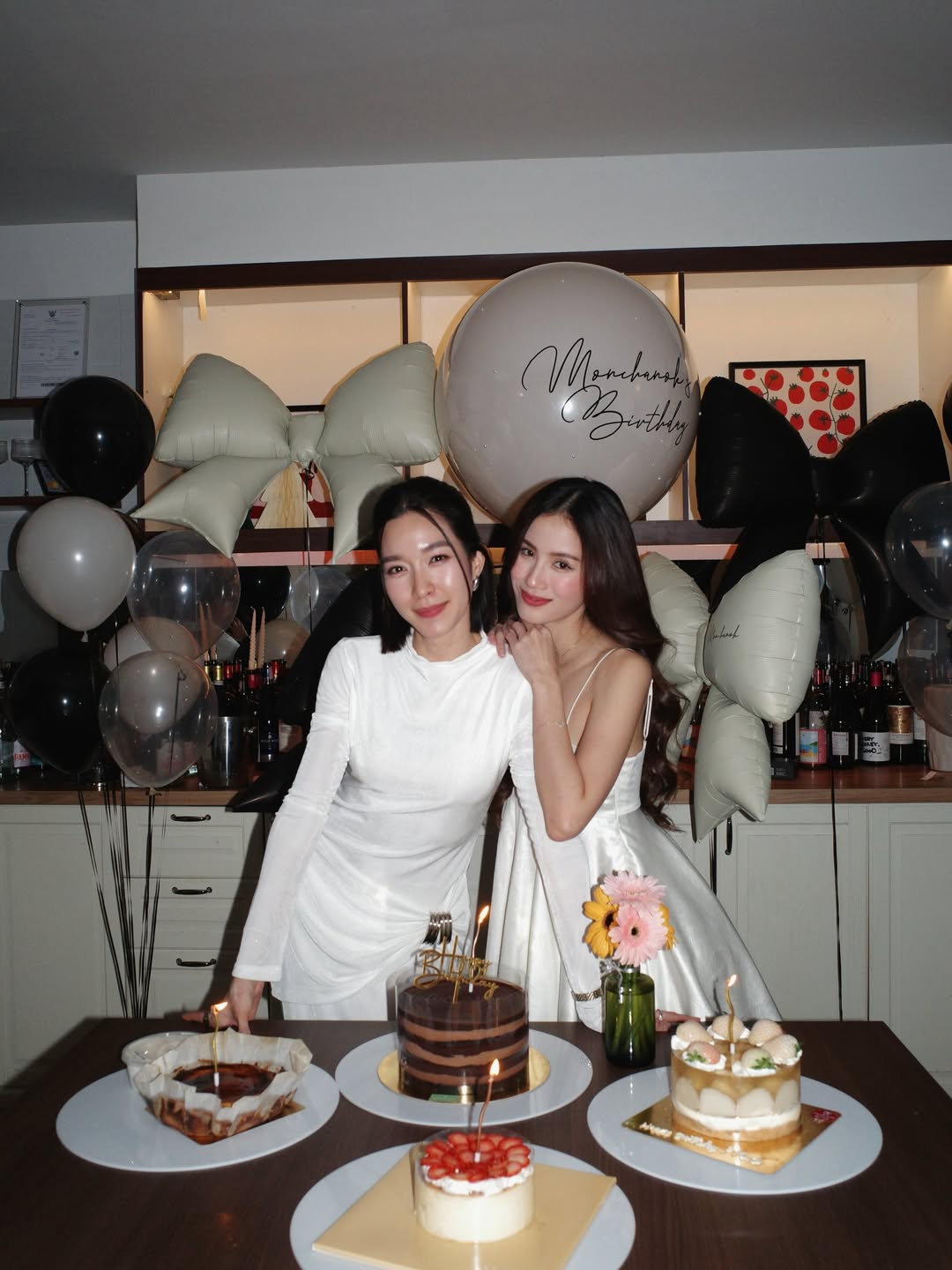 โม - มนชนก แสงฉายเพียงเพ็ญ