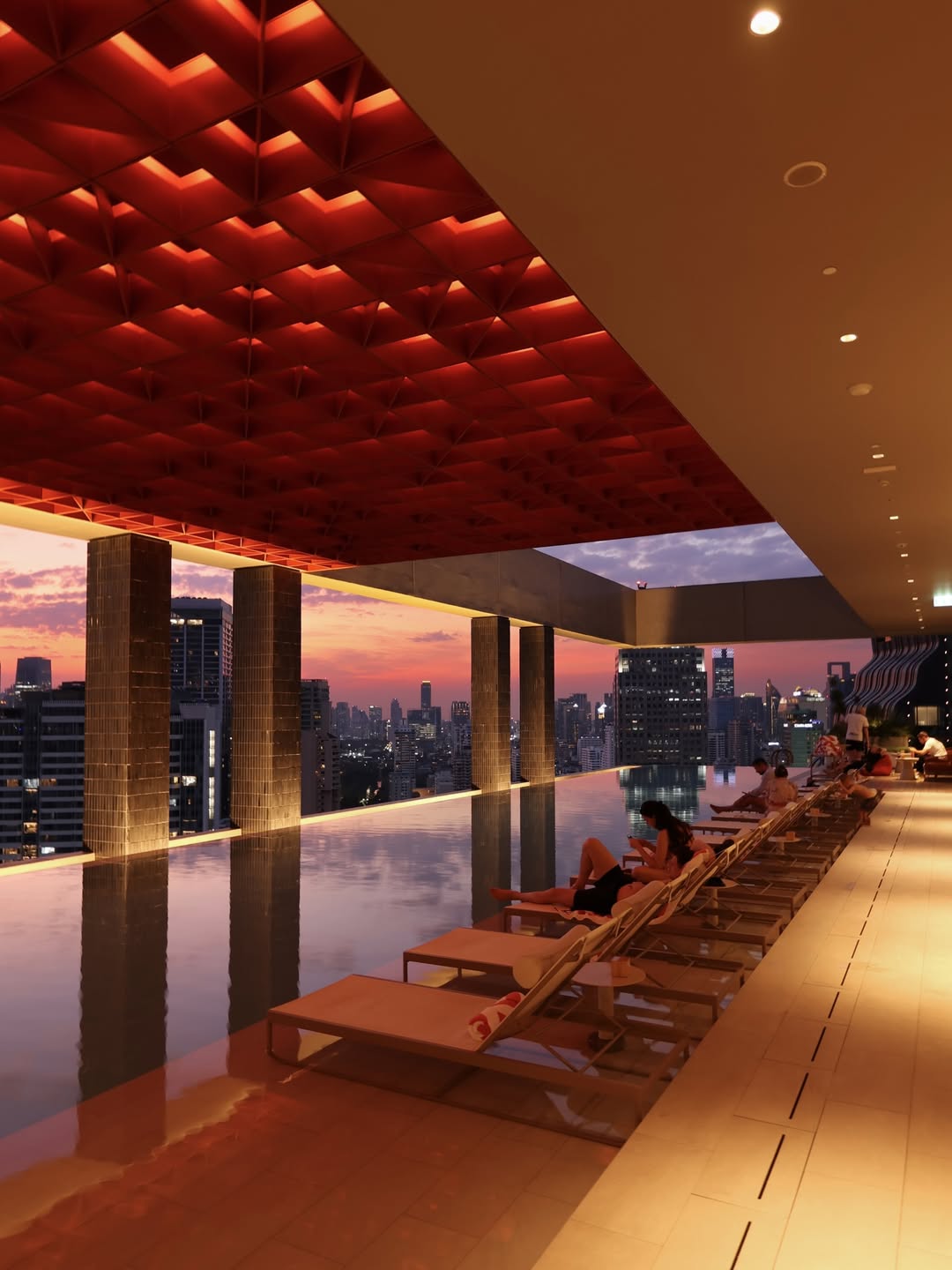 โม - มนชนก แสงฉายเพียงเพ็ญ