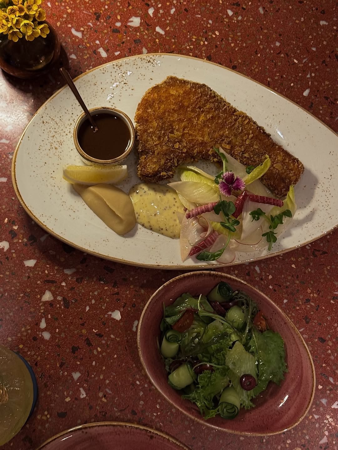 โม - มนชนก แสงฉายเพียงเพ็ญ