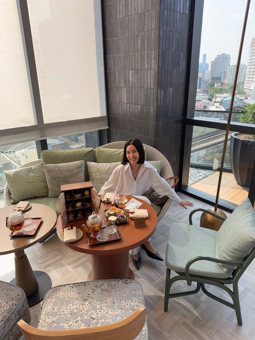 โม - มนชนก แสงฉายเพียงเพ็ญ