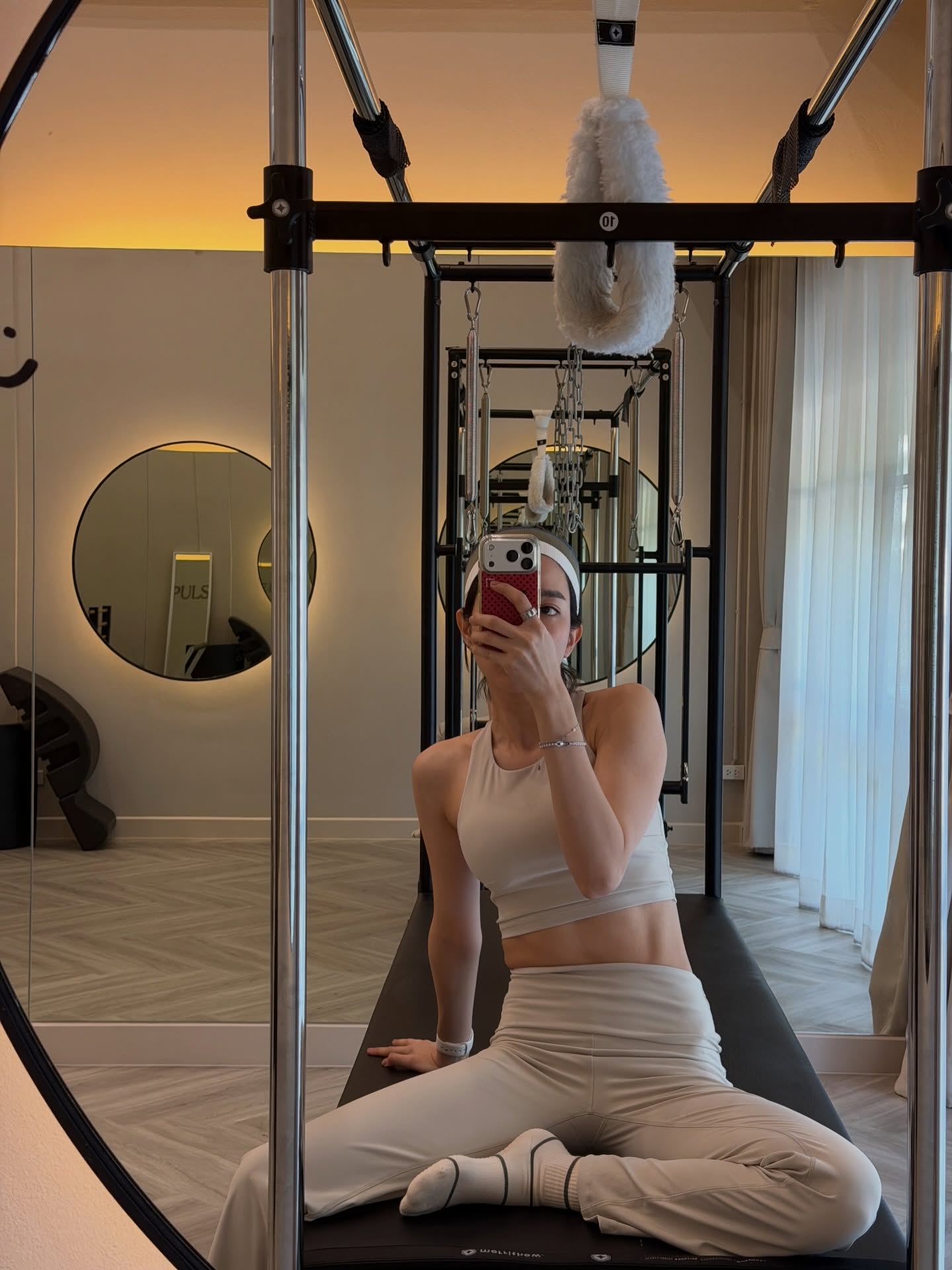 โม - มนชนก แสงฉายเพียงเพ็ญ