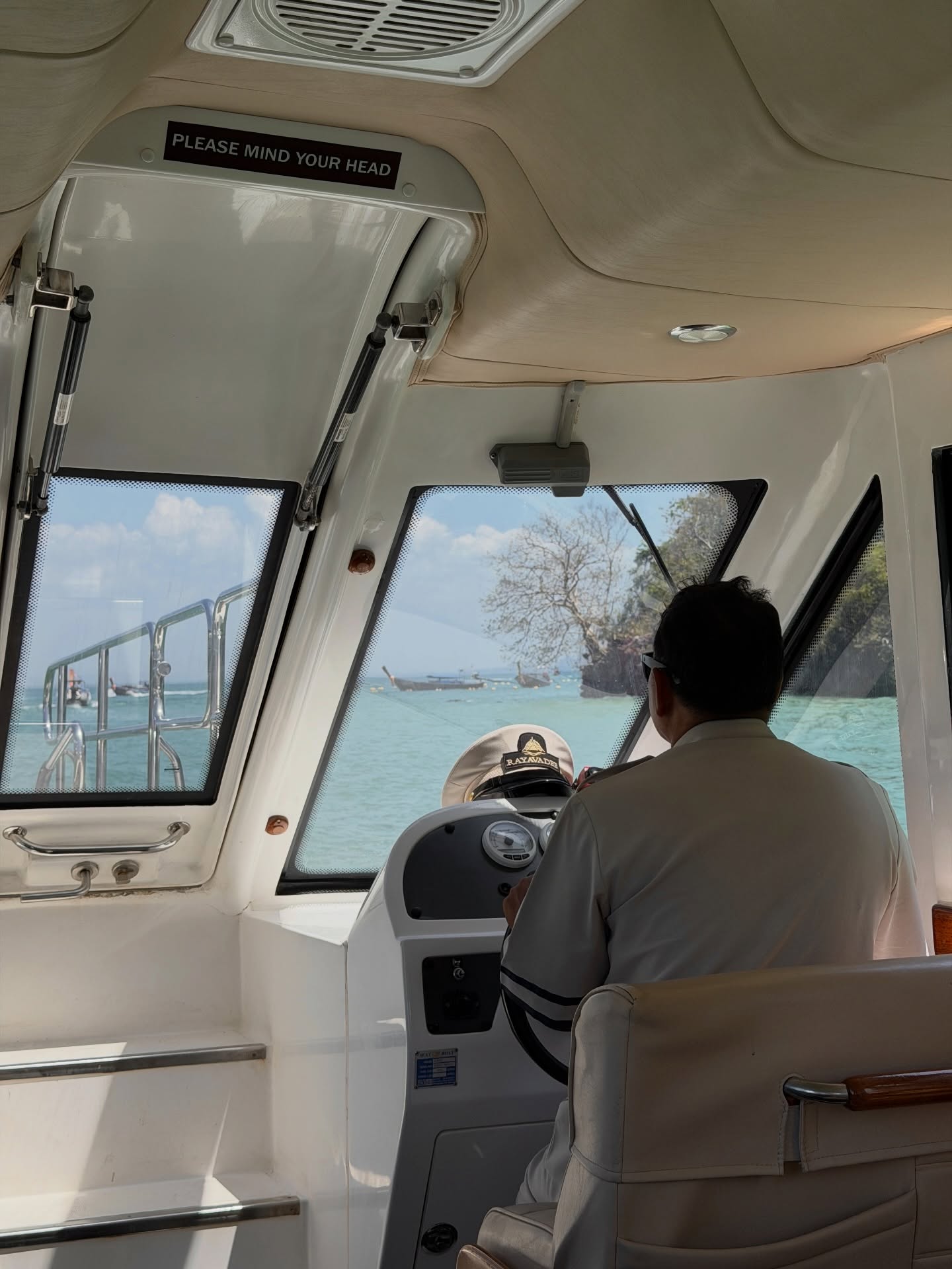 โม - มนชนก แสงฉายเพียงเพ็ญ