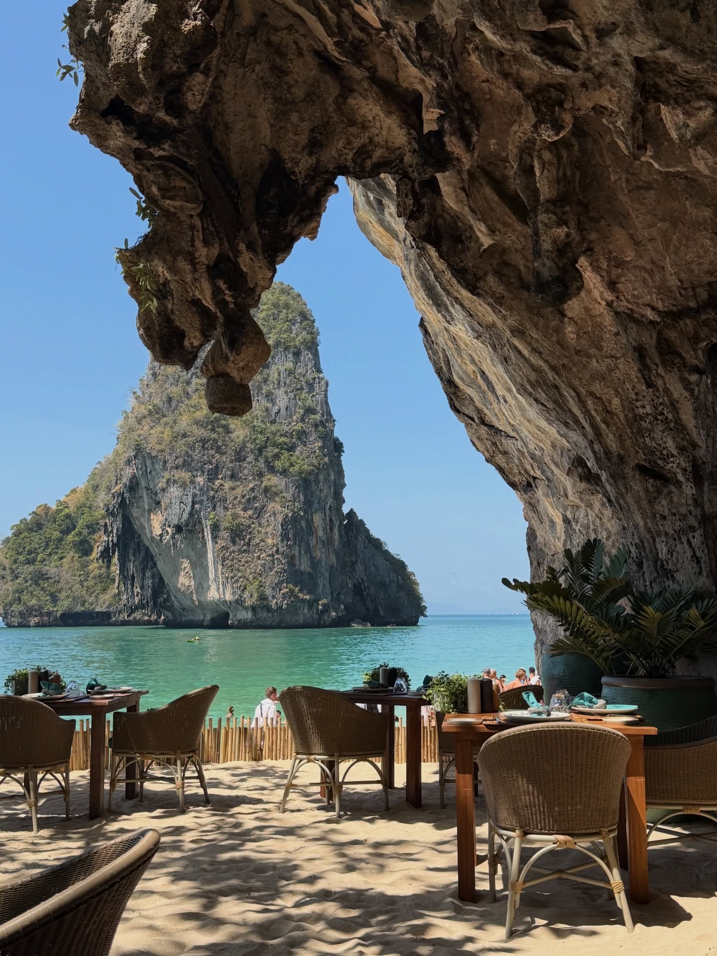 โม - มนชนก แสงฉายเพียงเพ็ญ