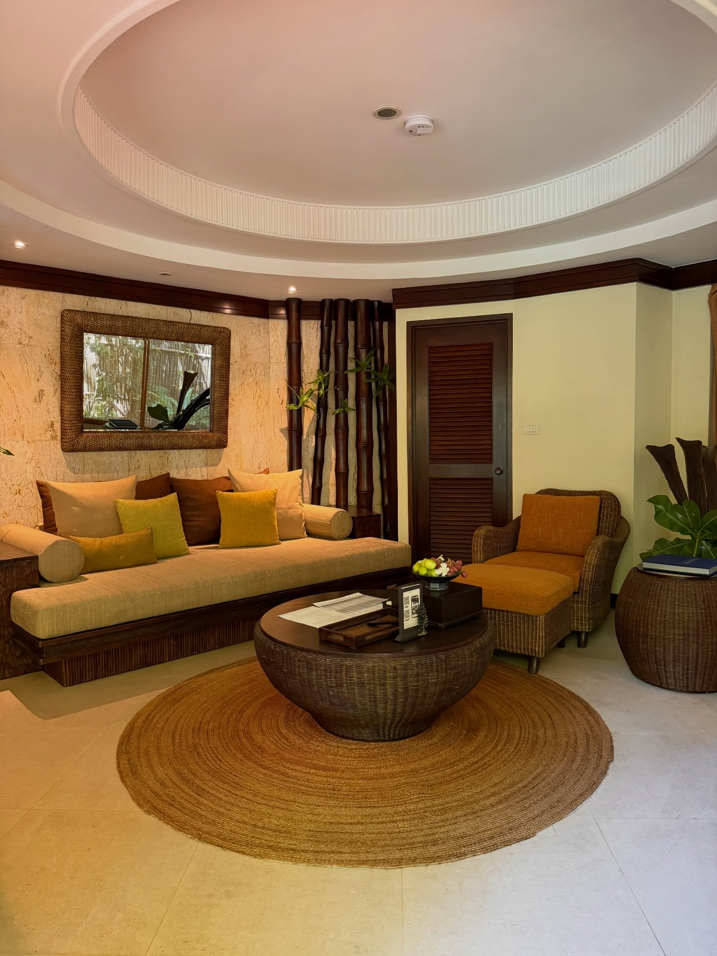 โม - มนชนก แสงฉายเพียงเพ็ญ