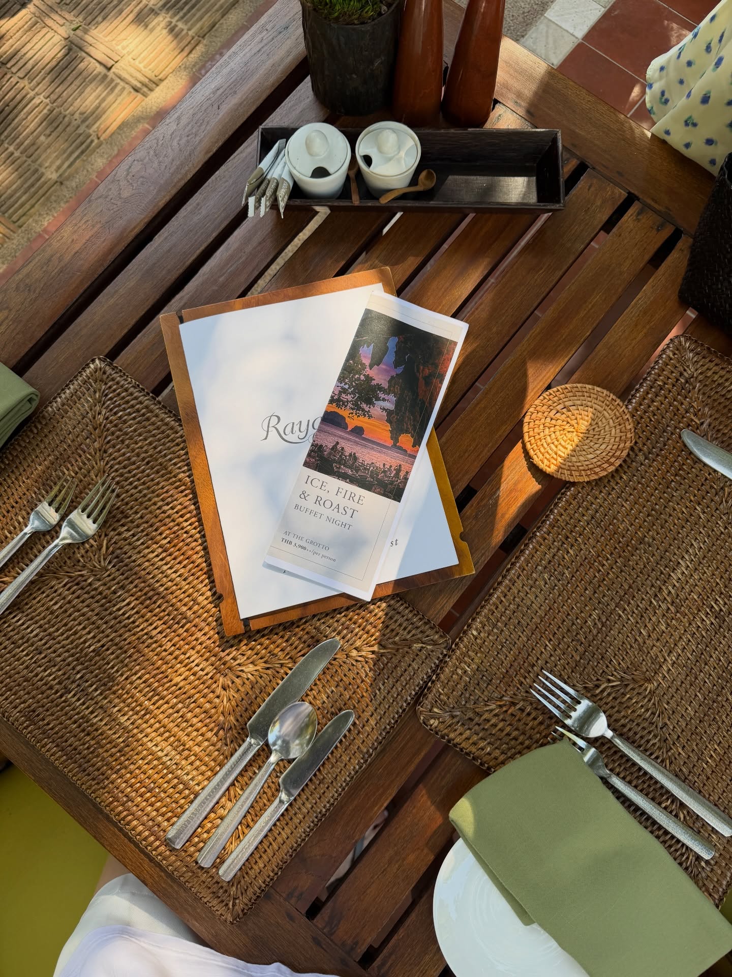 โม - มนชนก แสงฉายเพียงเพ็ญ