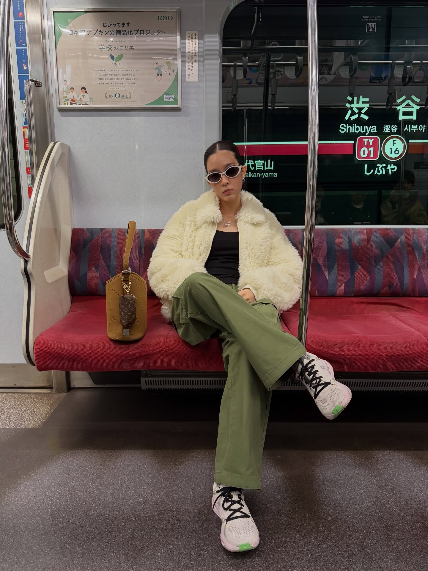 โม - มนชนก แสงฉายเพียงเพ็ญ