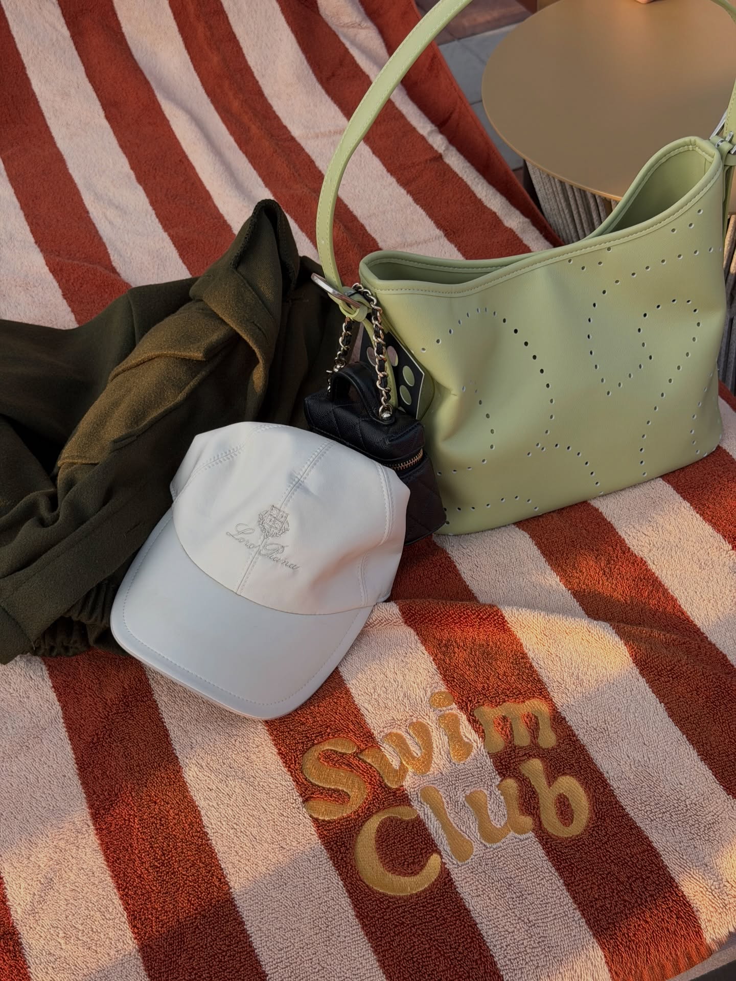 โม - มนชนก แสงฉายเพียงเพ็ญ