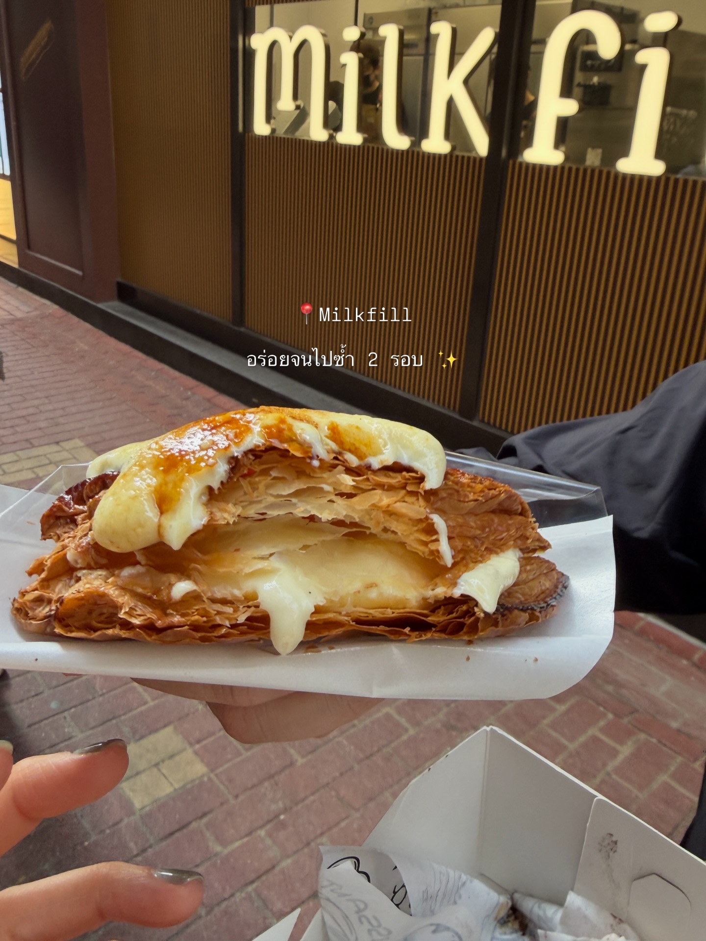 โม - มนชนก แสงฉายเพียงเพ็ญ