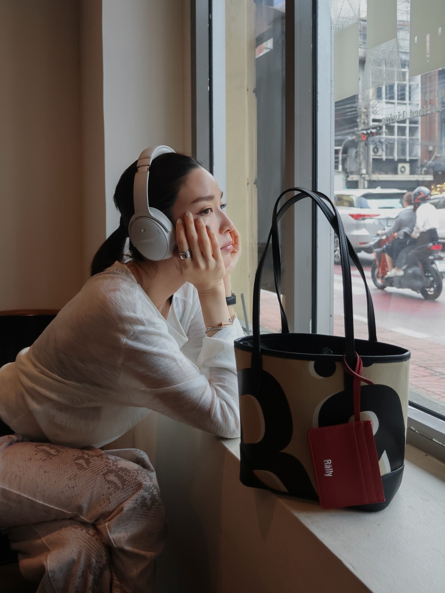 โม - มนชนก แสงฉายเพียงเพ็ญ