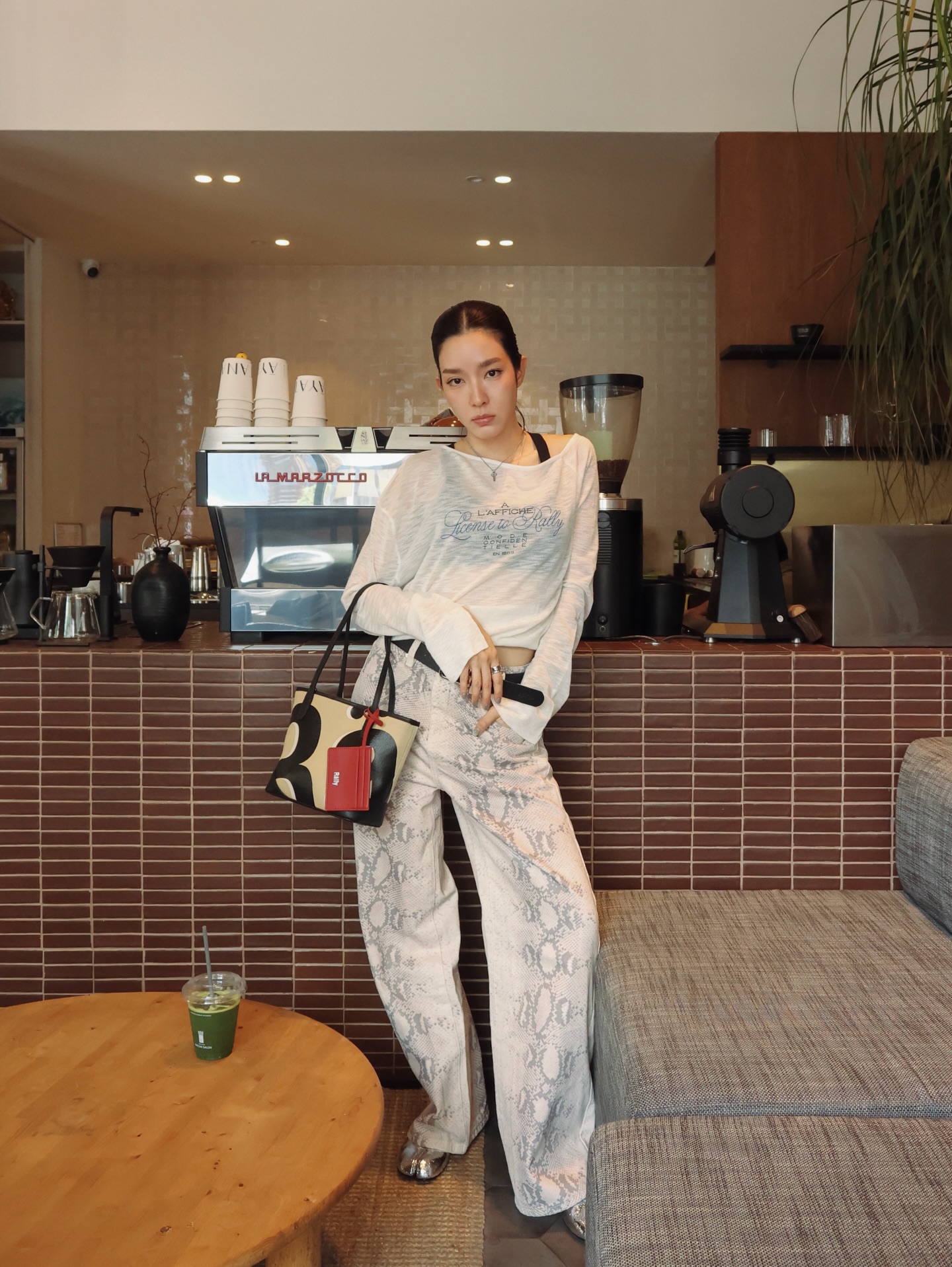 โม - มนชนก แสงฉายเพียงเพ็ญ