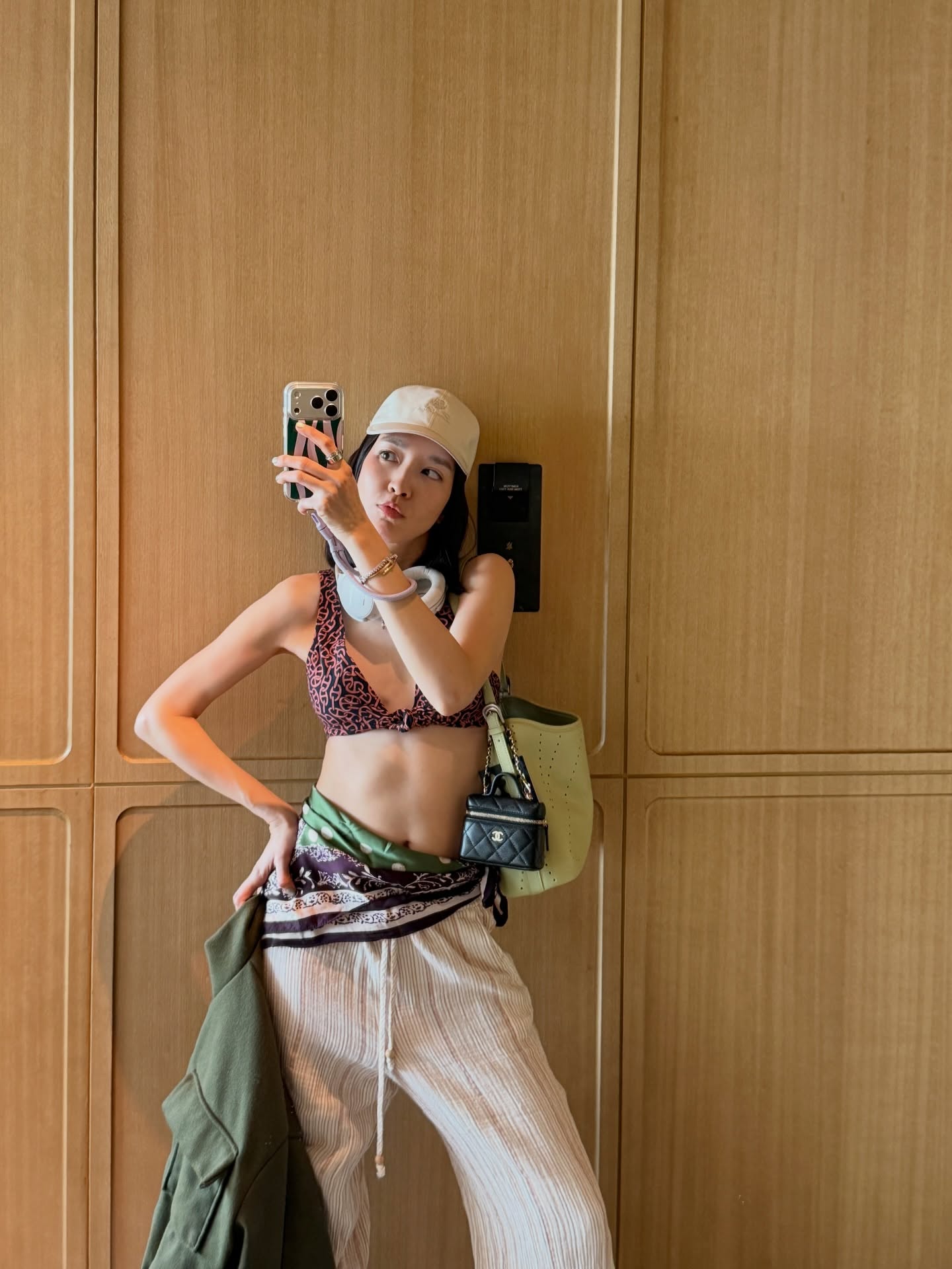 โม - มนชนก แสงฉายเพียงเพ็ญ