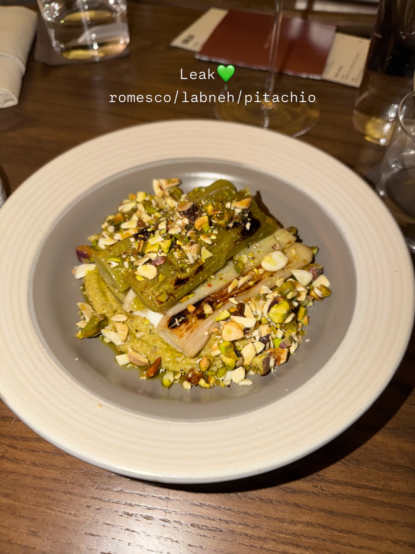 โม - มนชนก แสงฉายเพียงเพ็ญ