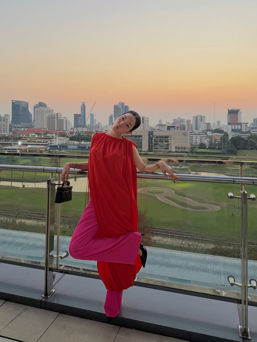 โม - มนชนก แสงฉายเพียงเพ็ญ