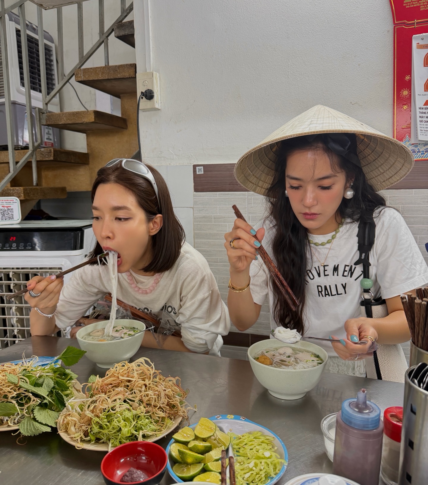 โม - มนชนก แสงฉายเพียงเพ็ญ