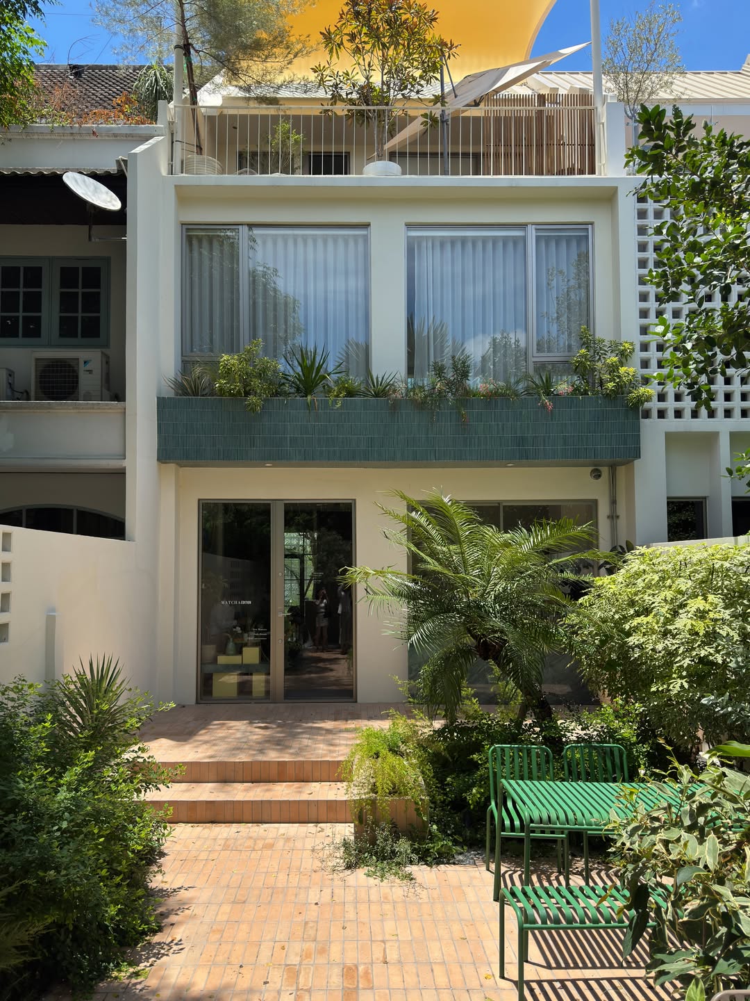 โม - มนชนก แสงฉายเพียงเพ็ญ