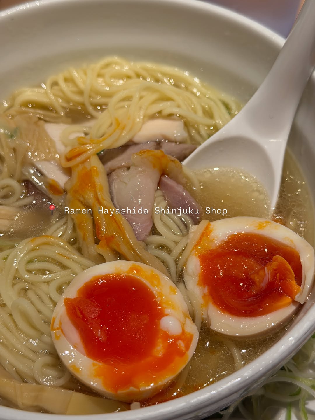โม - มนชนก แสงฉายเพียงเพ็ญ