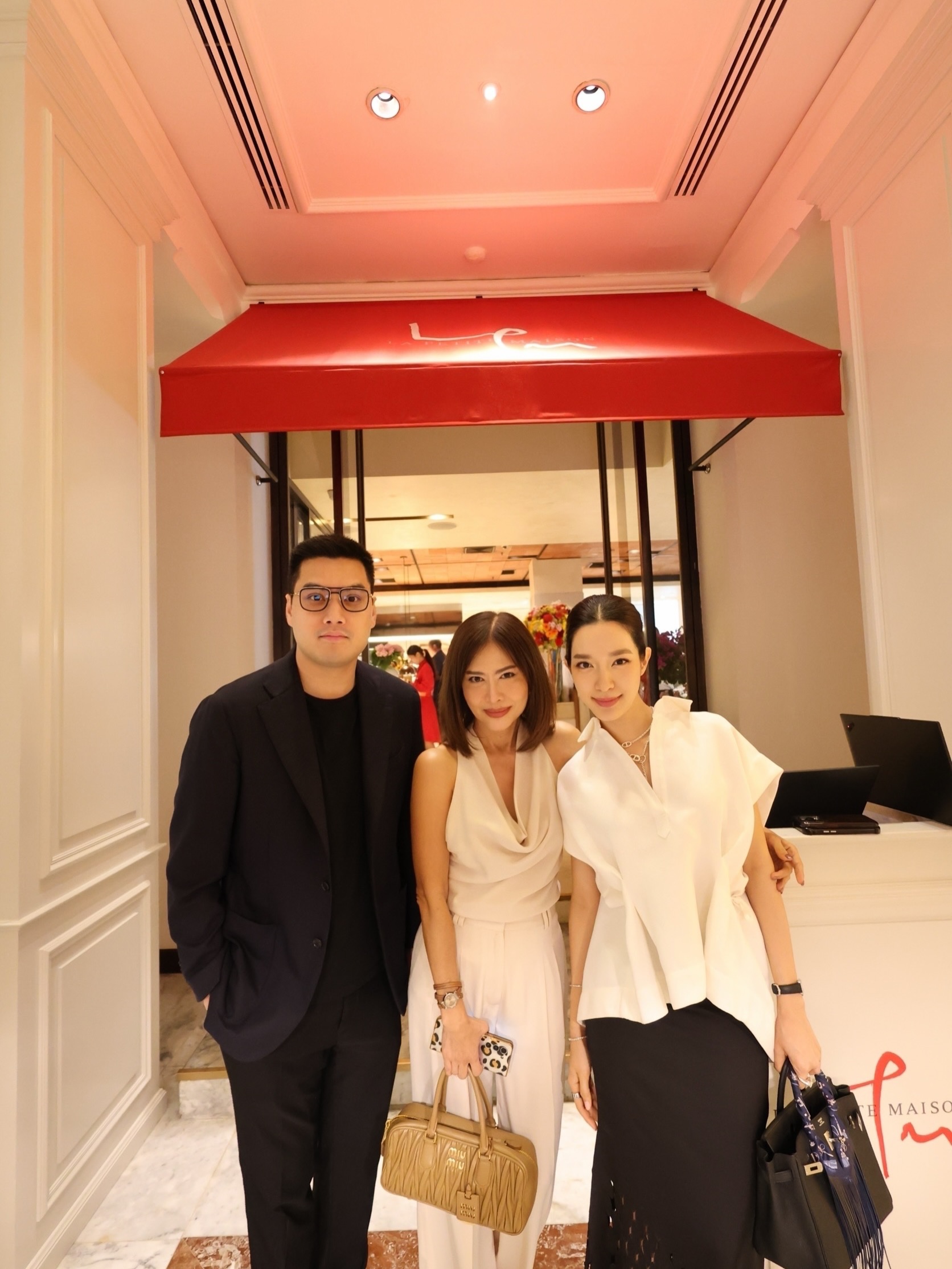 โม - มนชนก แสงฉายเพียงเพ็ญ