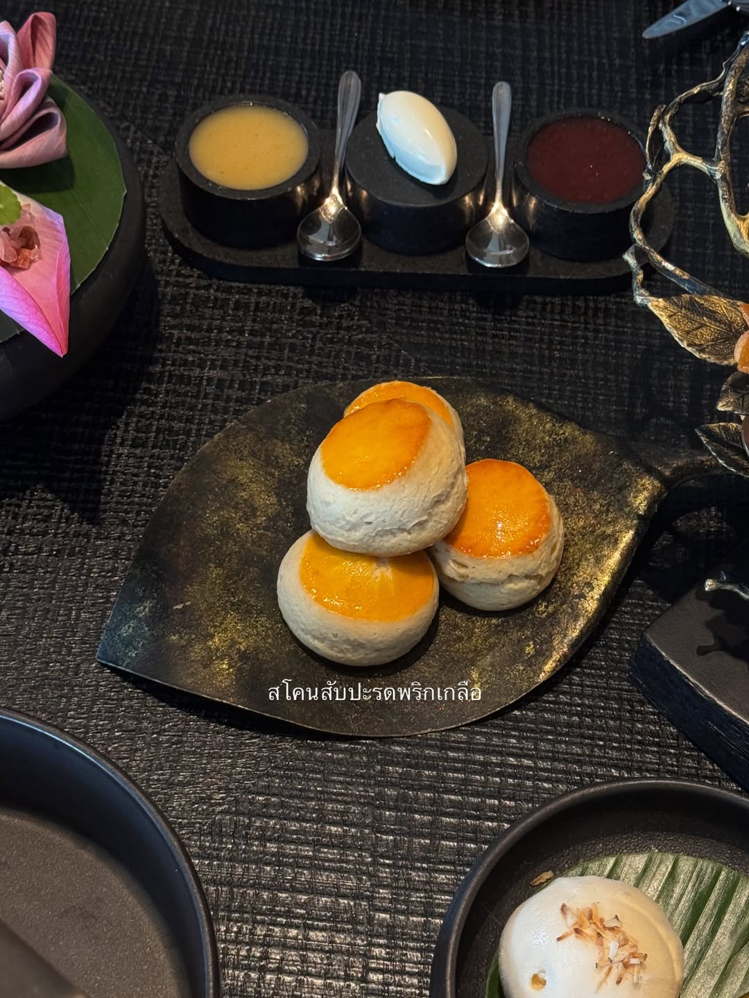 โม - มนชนก แสงฉายเพียงเพ็ญ