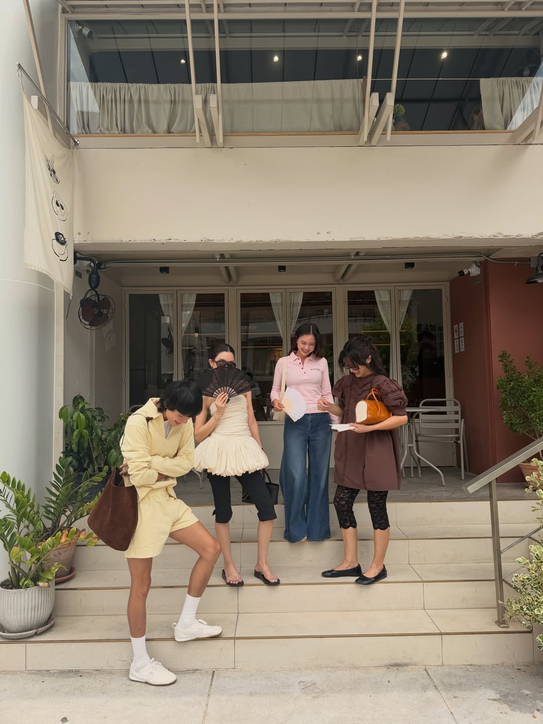 โม - มนชนก แสงฉายเพียงเพ็ญ