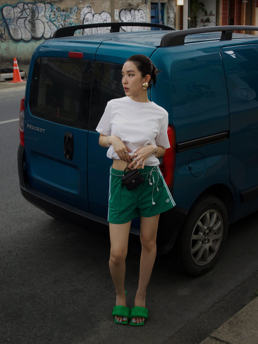 โม - มนชนก แสงฉายเพียงเพ็ญ