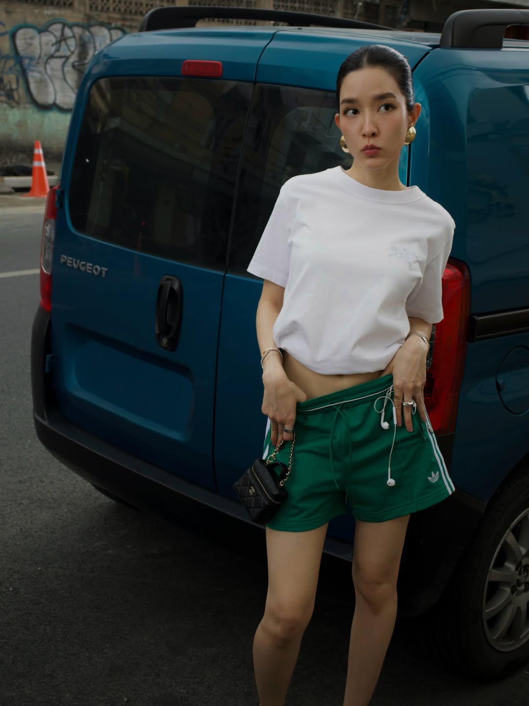 โม - มนชนก แสงฉายเพียงเพ็ญ