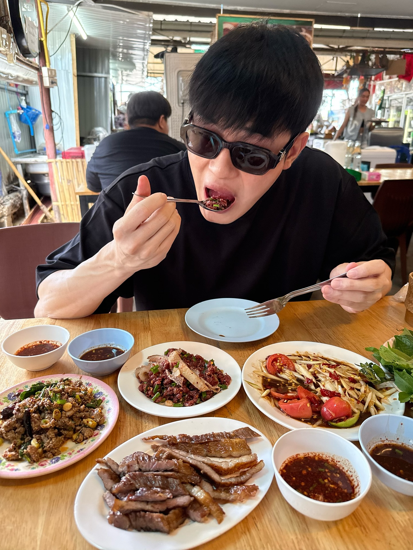 หน่อง - ธนา ฉัตรบริรักษ์
