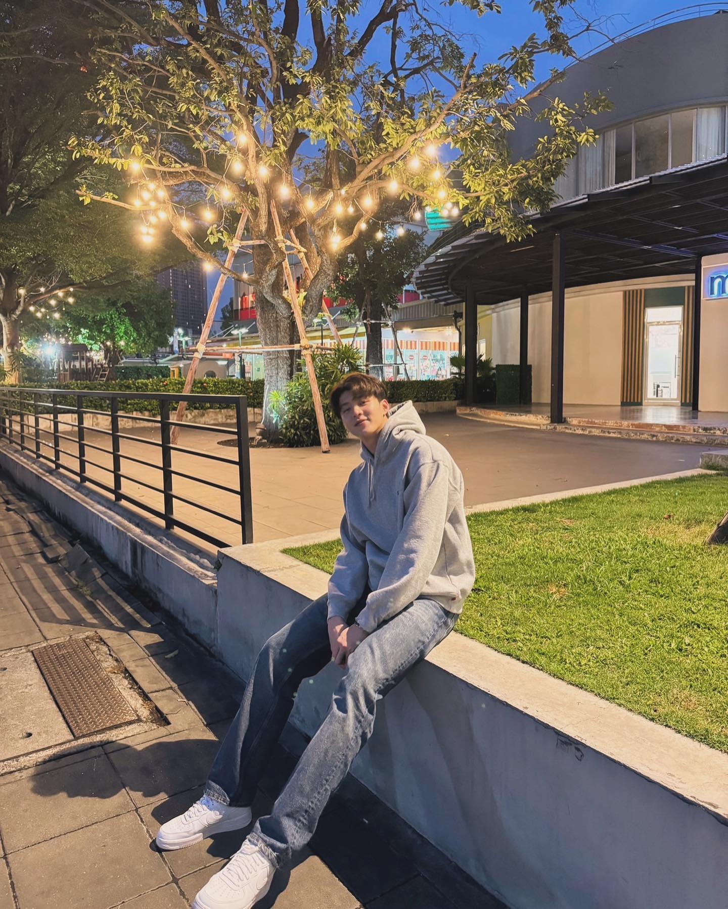 มีน - นิชคุณ ขจรบริรักษ์