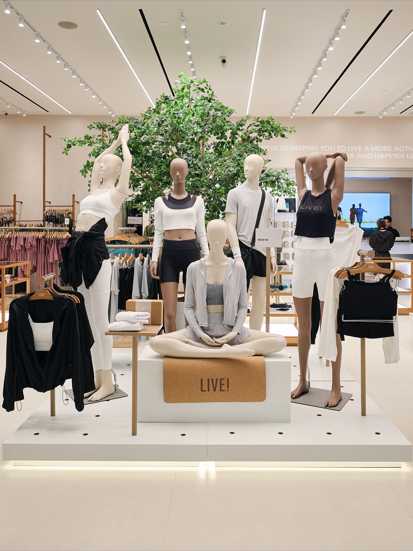 มีน - นิชคุณ ขจรบริรักษ์