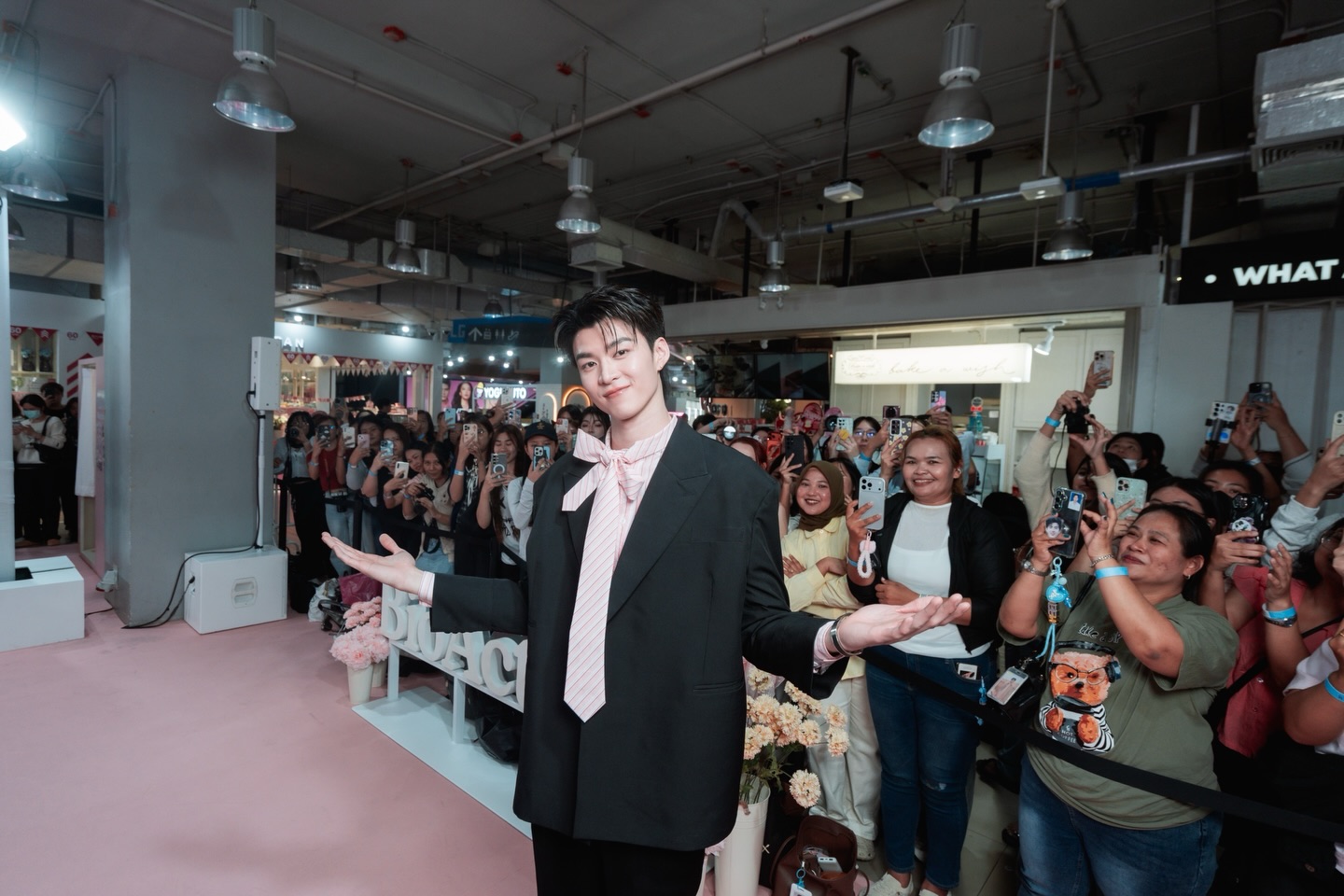 มีน - นิชคุณ ขจรบริรักษ์