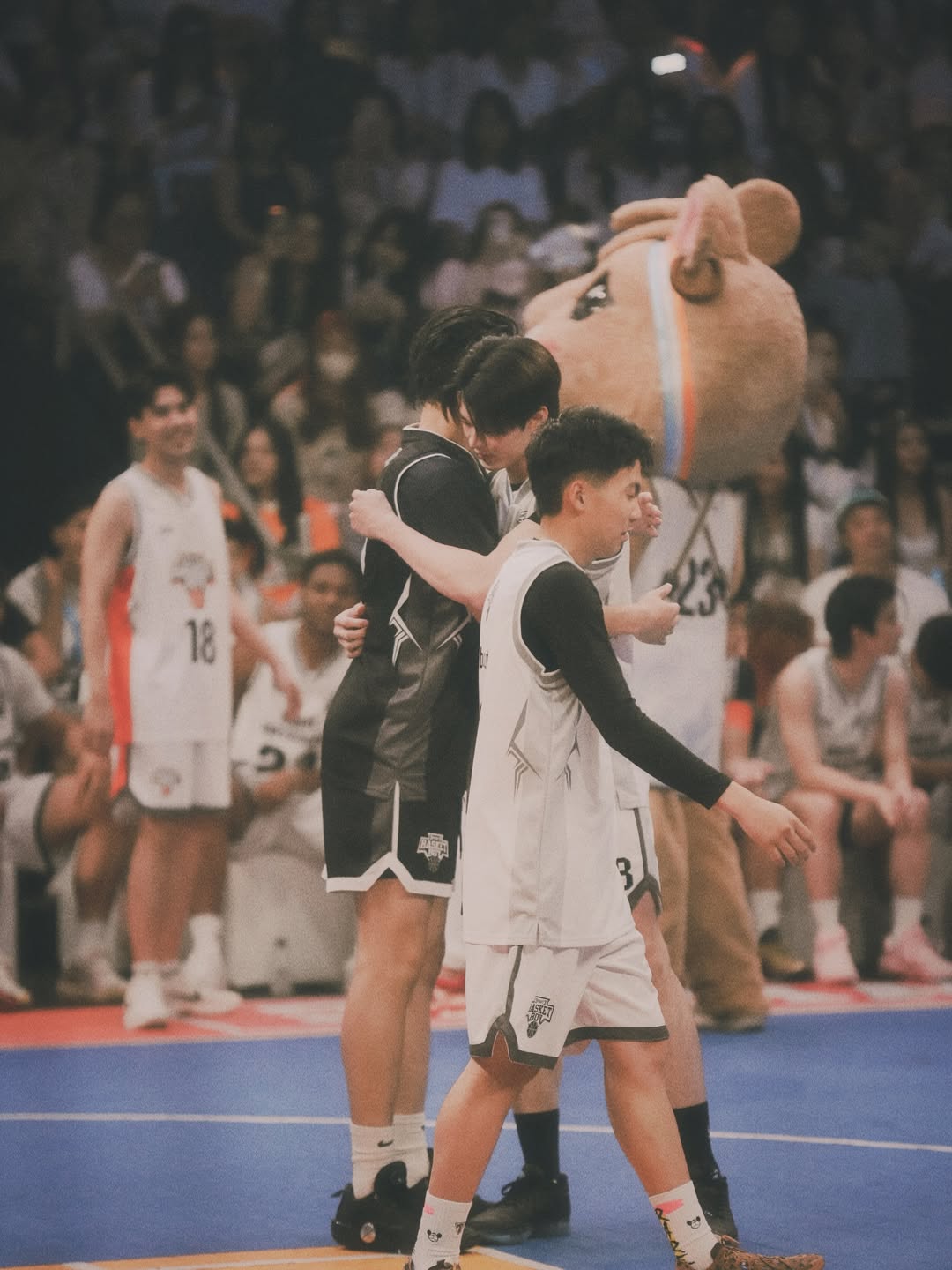 มีน - นิชคุณ ขจรบริรักษ์