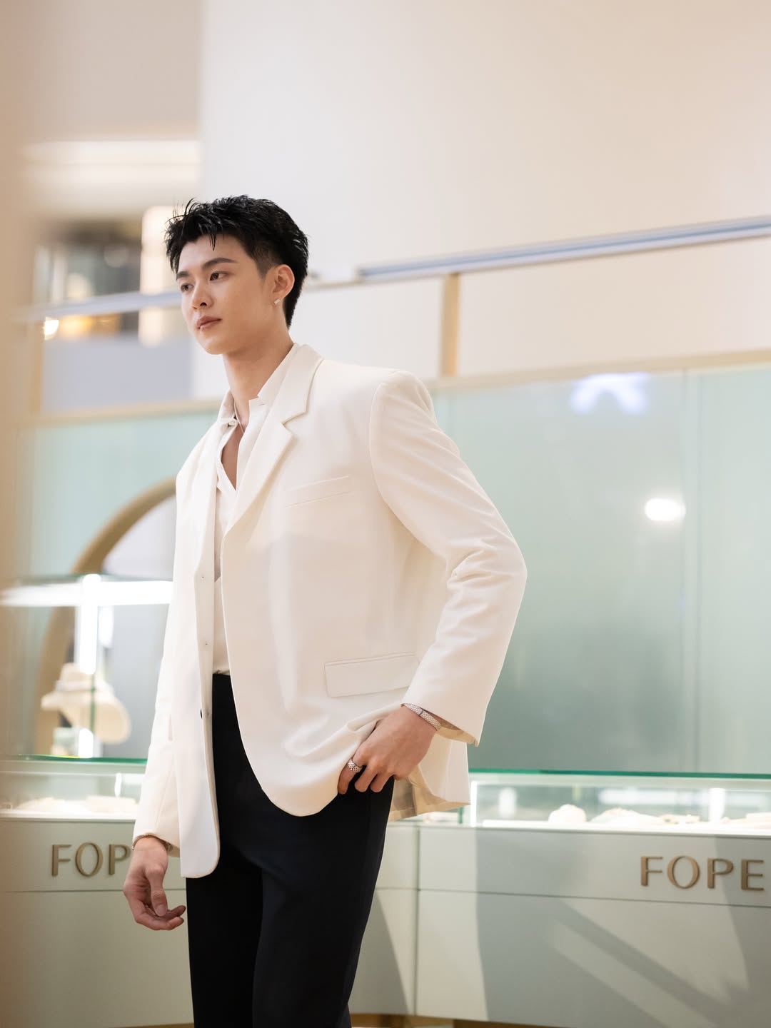 มีน - นิชคุณ ขจรบริรักษ์