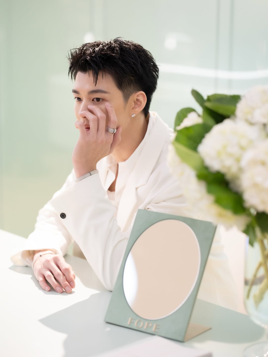 มีน - นิชคุณ ขจรบริรักษ์