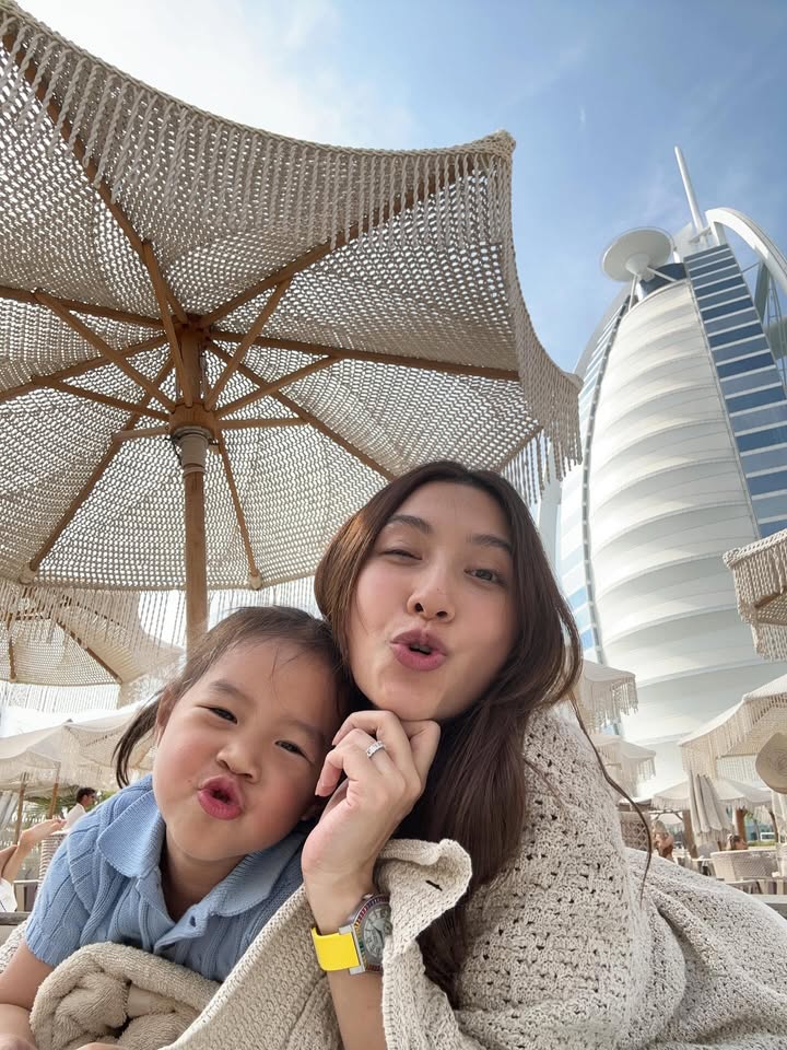 มิว - นิษฐา จิรยั่งยืน